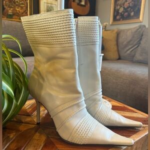 Super pointy beige mid rise vintage boots. Size 38. Condition in pics